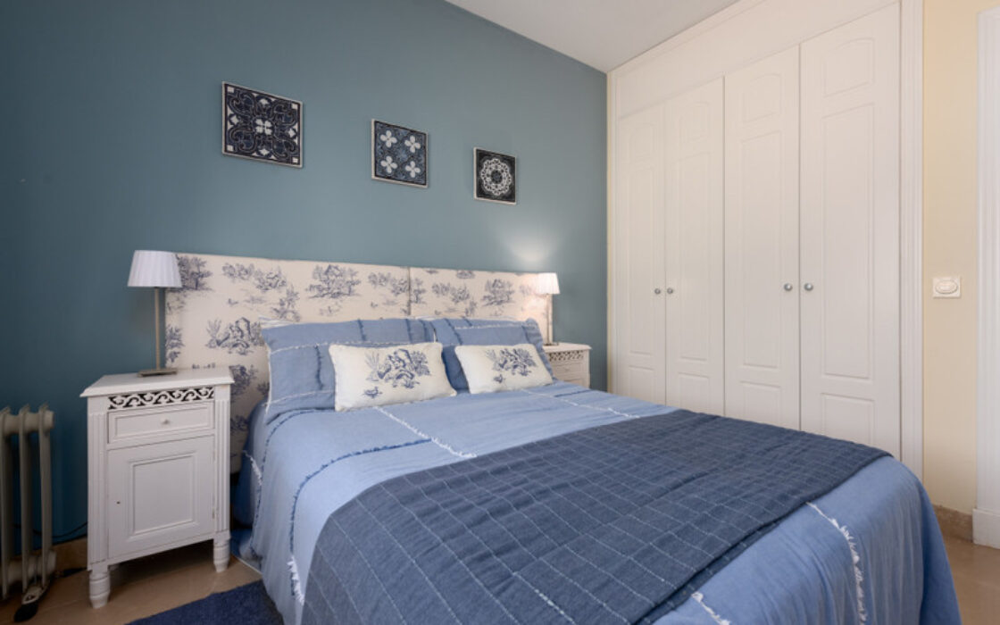 Елегантні апартаменти з терасою біля моря в Ла-Алькаидесі