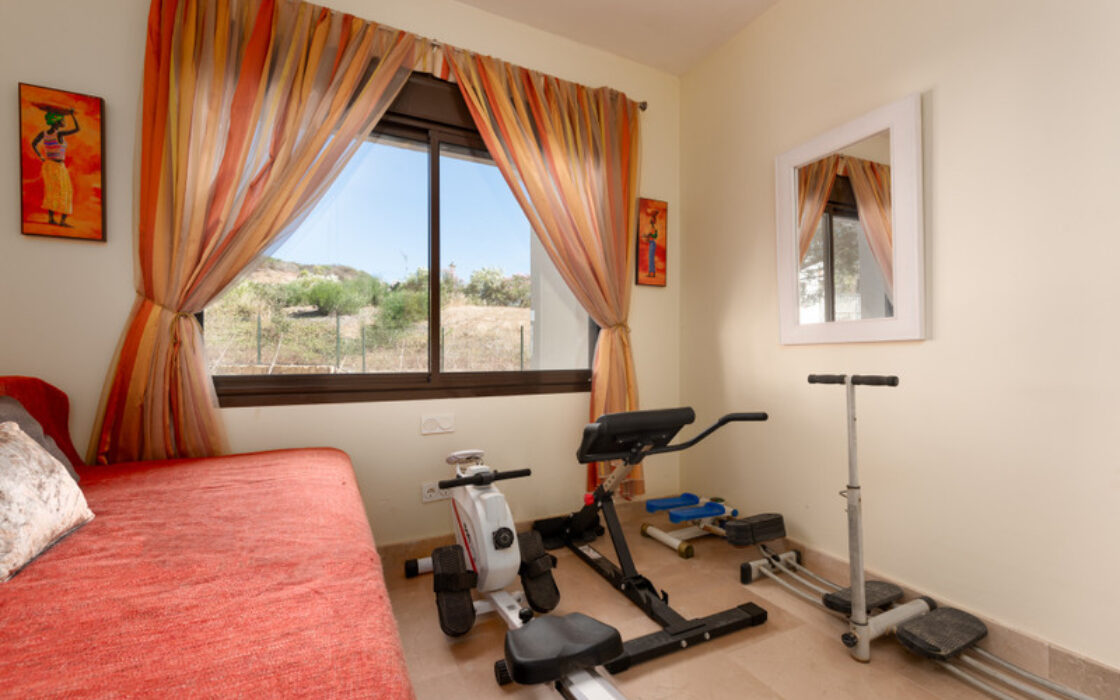 Елегантні апартаменти з терасою біля моря в Ла-Алькаидесі