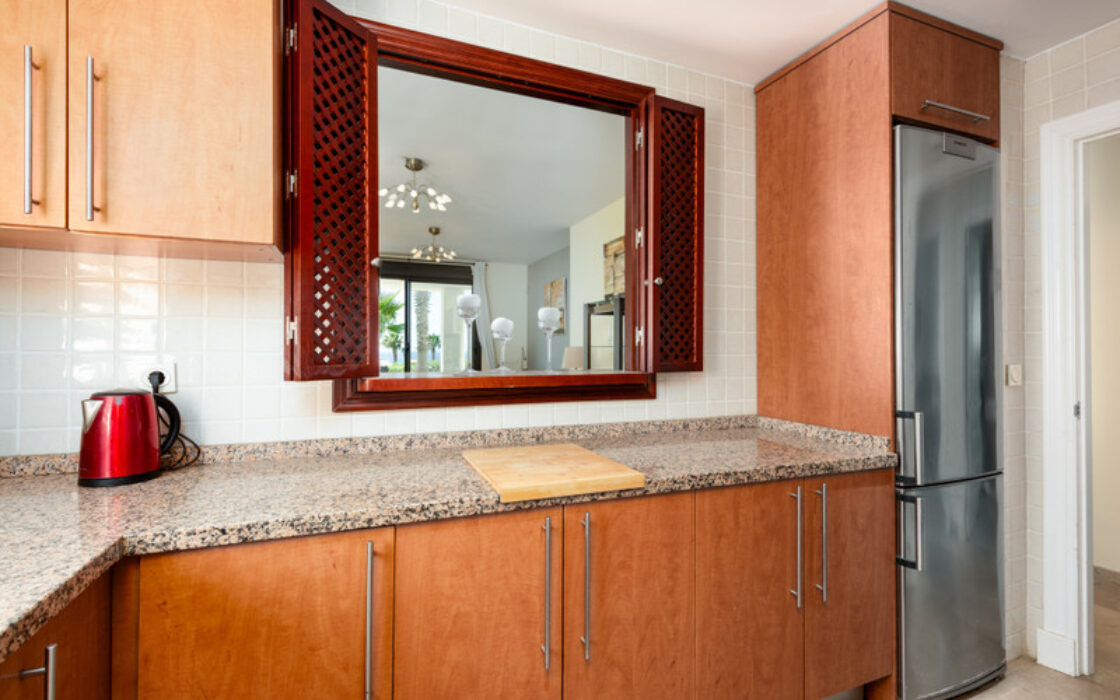 Елегантні апартаменти з терасою біля моря в Ла-Алькаидесі