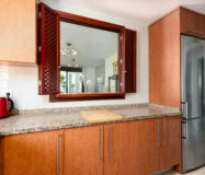 Елегантні апартаменти з терасою біля моря в Ла-Алькаидесі