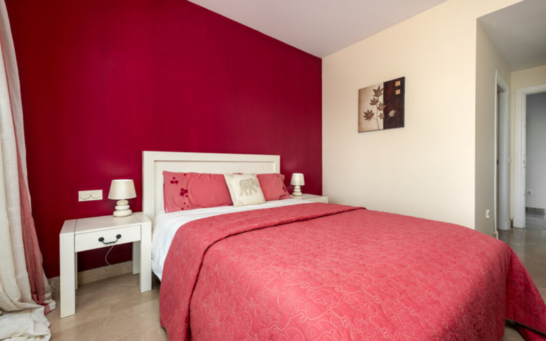 Елегантні апартаменти з терасою біля моря в Ла-Алькаидесі