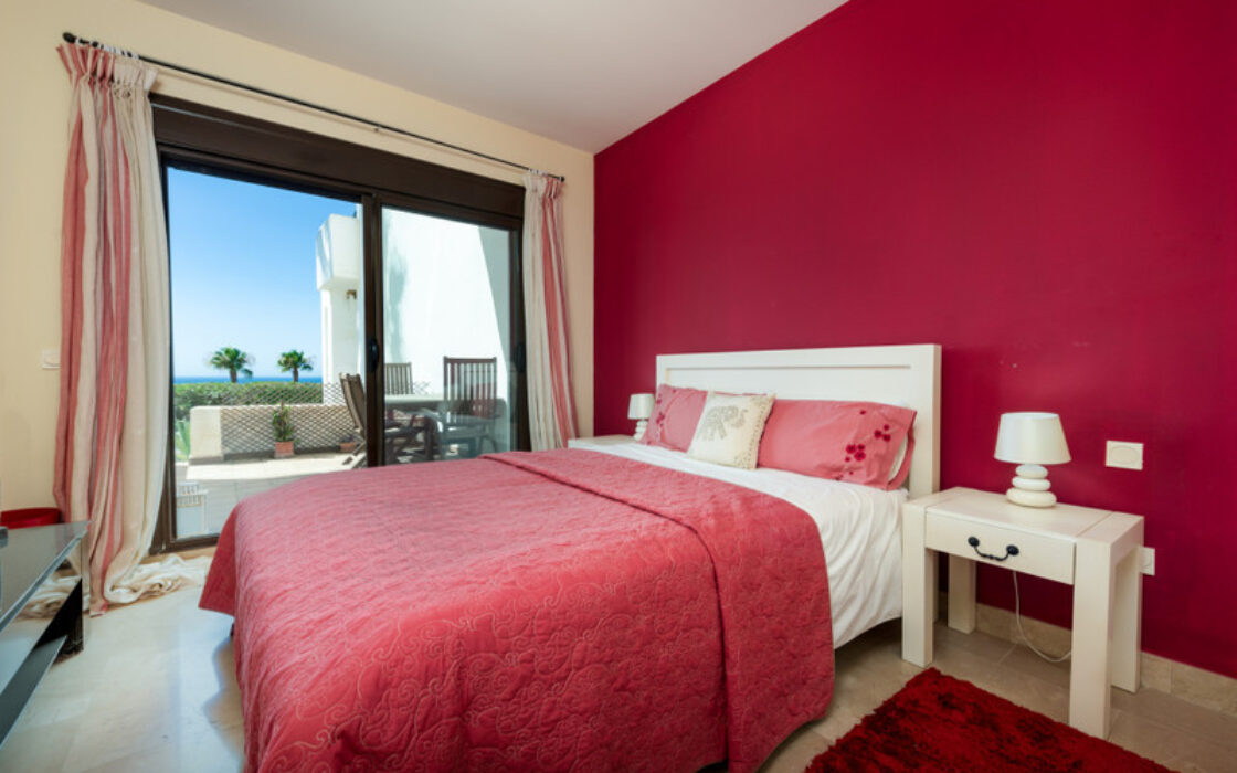 Елегантні апартаменти з терасою біля моря в Ла-Алькаидесі