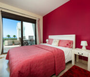 Елегантні апартаменти з терасою біля моря в Ла-Алькаидесі