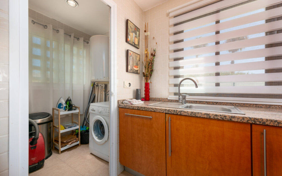 Елегантні апартаменти з терасою біля моря в Ла-Алькаидесі