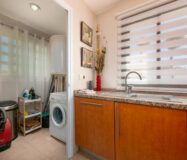 Елегантні апартаменти з терасою біля моря в Ла-Алькаидесі