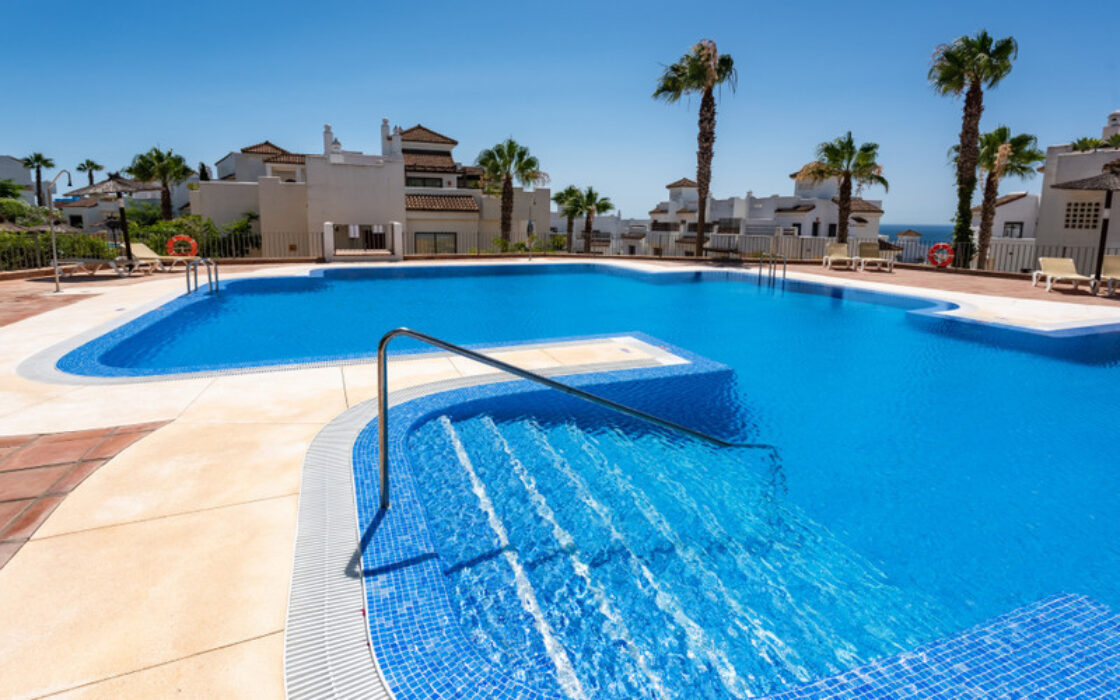 Елегантні апартаменти з терасою біля моря в Ла-Алькаидесі