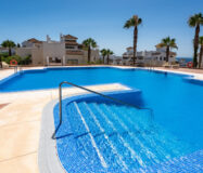 Елегантні апартаменти з терасою біля моря в Ла-Алькаидесі