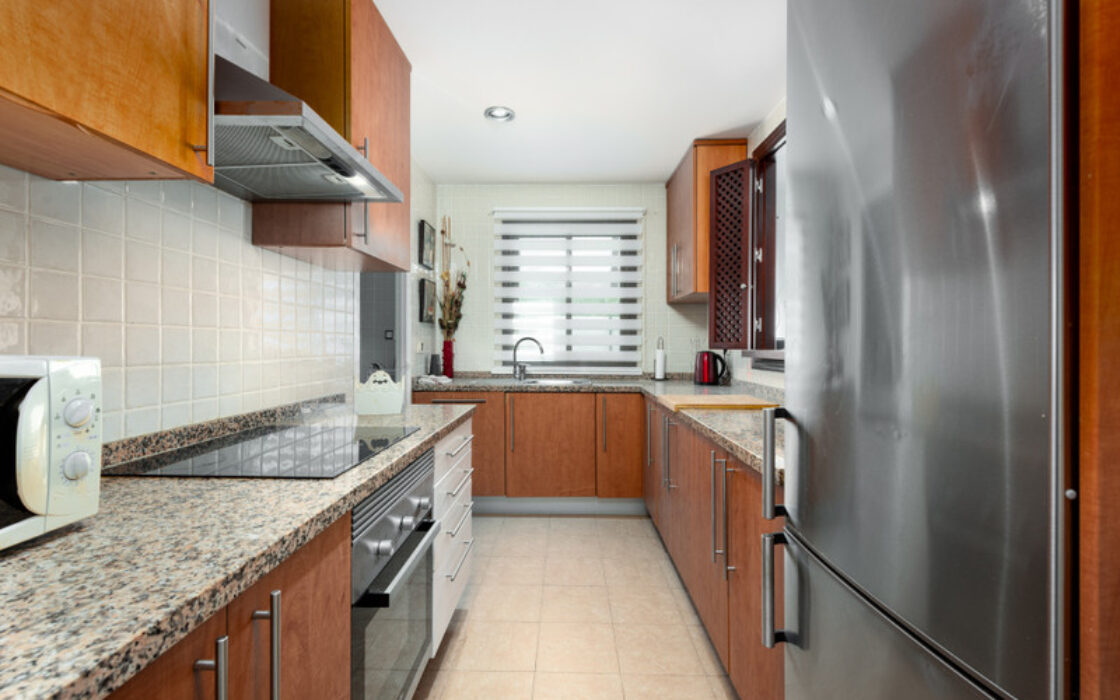 Елегантні апартаменти з терасою біля моря в Ла-Алькаидесі