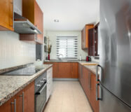 Елегантні апартаменти з терасою біля моря в Ла-Алькаидесі