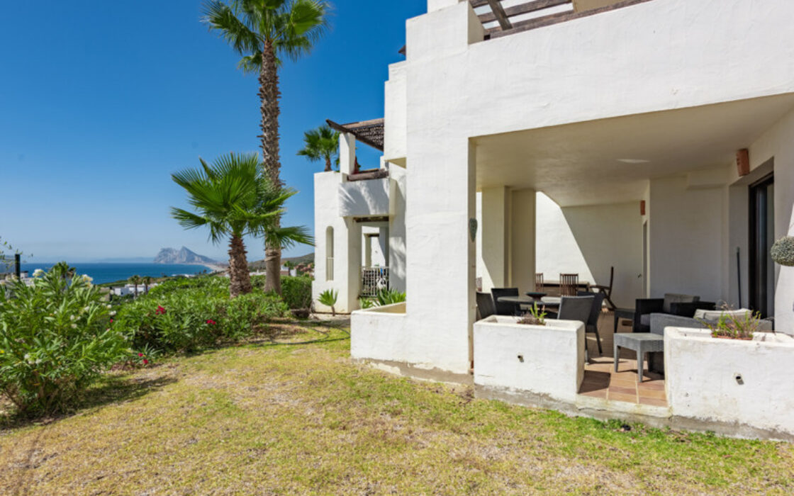 Елегантні апартаменти з терасою біля моря в Ла-Алькаидесі