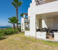 Елегантні апартаменти з терасою біля моря в Ла-Алькаидесі