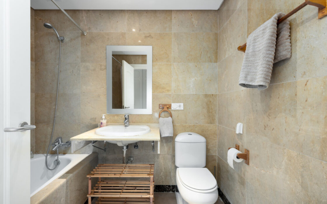 Елегантні апартаменти з терасою біля моря в Ла-Алькаидесі