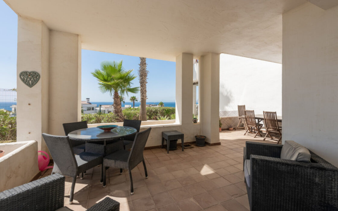 Елегантні апартаменти з терасою біля моря в Ла-Алькаидесі