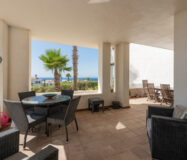 Елегантні апартаменти з терасою біля моря в Ла-Алькаидесі