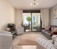 Елегантні апартаменти з терасою біля моря в Ла-Алькаидесі