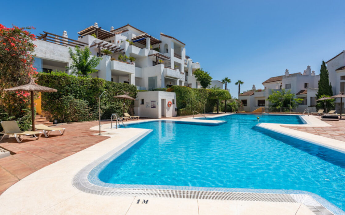 Елегантні апартаменти з терасою біля моря в Ла-Алькаидесі