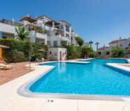 Елегантні апартаменти з терасою біля моря в Ла-Алькаидесі