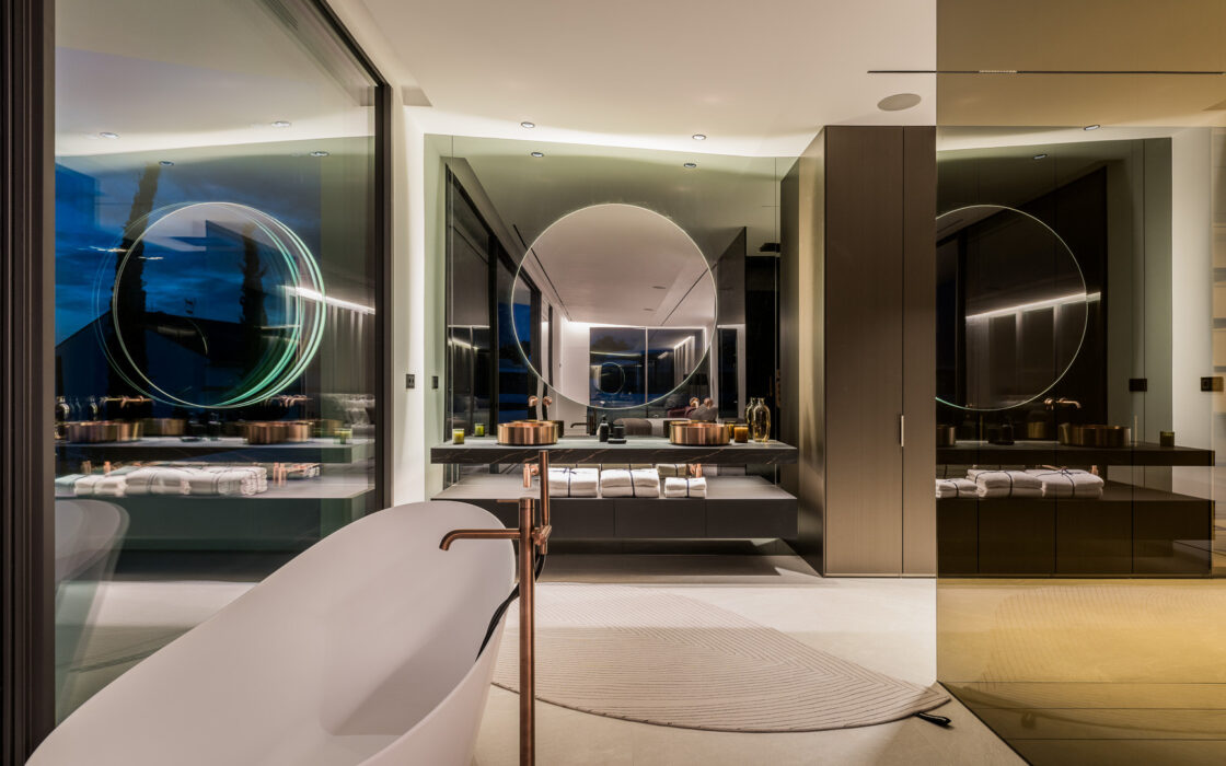 Вилла на Золотой Миле в Марбелье с террасой 1200 кв.м