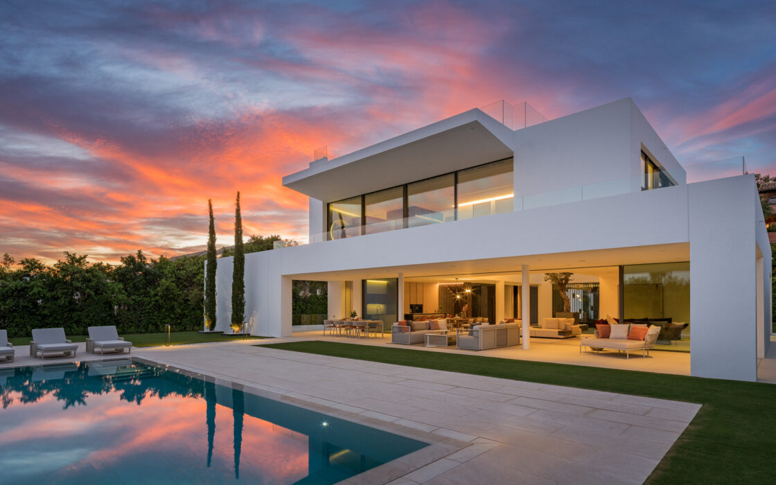 Вилла на Золотой Миле в Марбелье с террасой 1200 кв.м