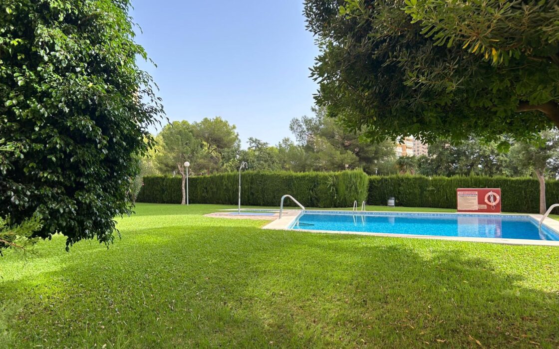 Просторные апартаменты в Бенидорме 80 кв.м с террасой у моря