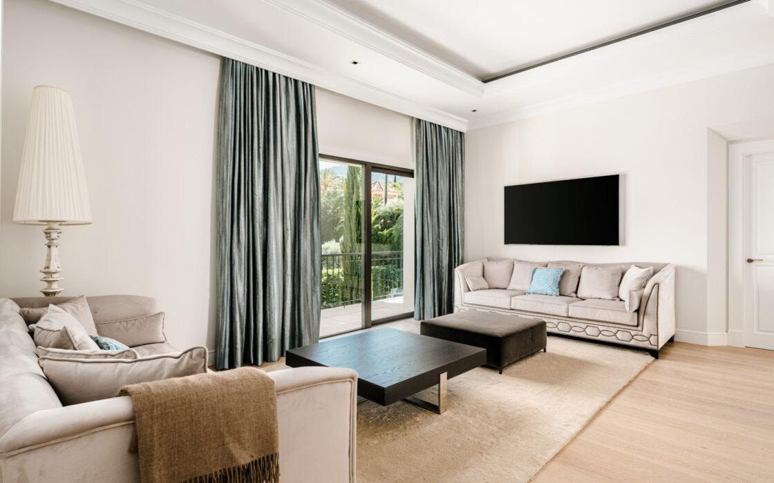 Вилла с террасой в Сьерра-Бланка, Марбелья, 1299 кв.м