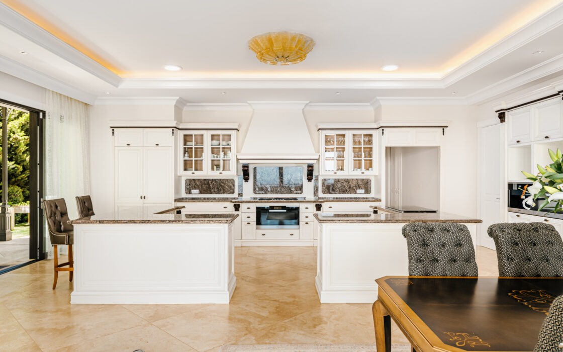 Вилла с террасой в Сьерра-Бланка, Марбелья, 1299 кв.м