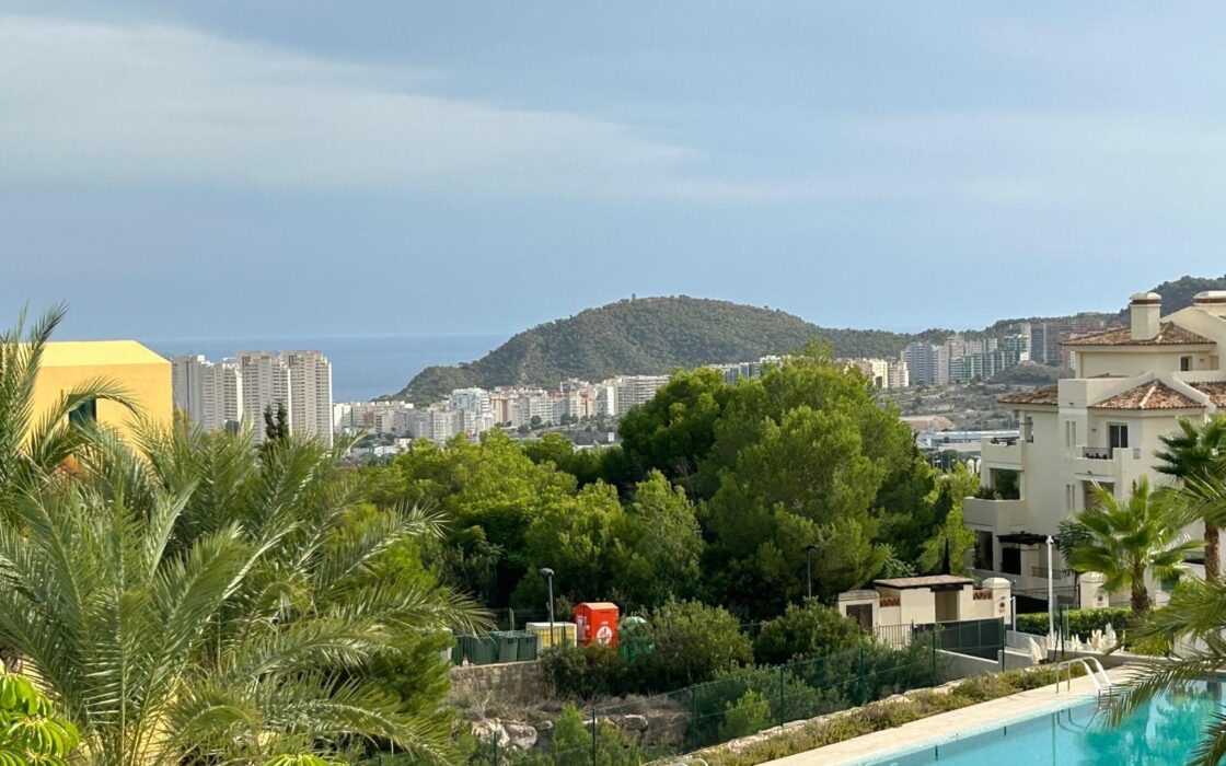 Полунова квартира в Сьерра Кортина з видом на море 77 кв.м