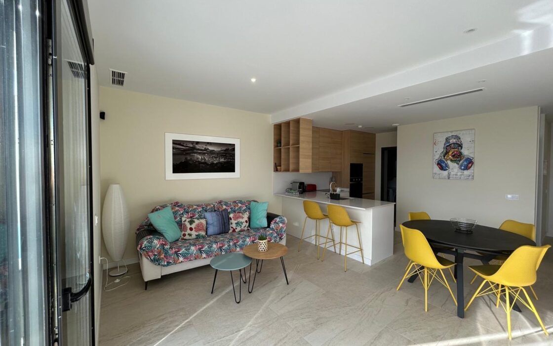 Полунова квартира в Сьерра Кортина з видом на море 77 кв.м