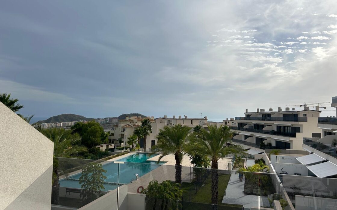 Полунова квартира в Сьерра Кортина з видом на море 77 кв.м