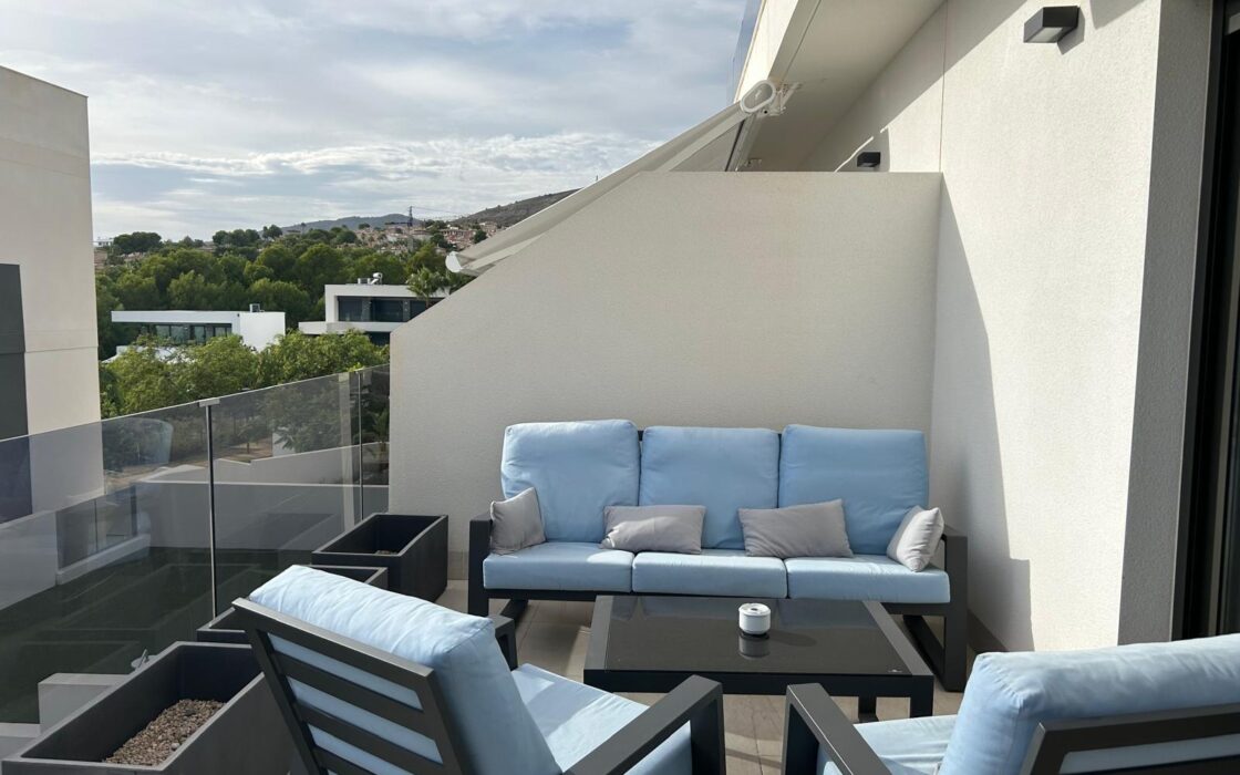 Полунова квартира в Сьерра Кортина з видом на море 77 кв.м