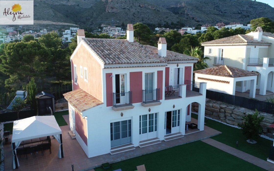 Вилла в Сьерра-Кортина з видом на море, 200 кв.м, 4 спальні