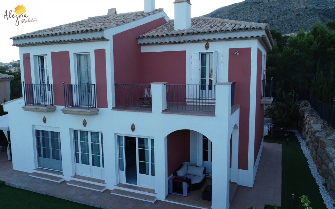 Вилла в Сьерра-Кортина з видом на море, 200 кв.м, 4 спальні