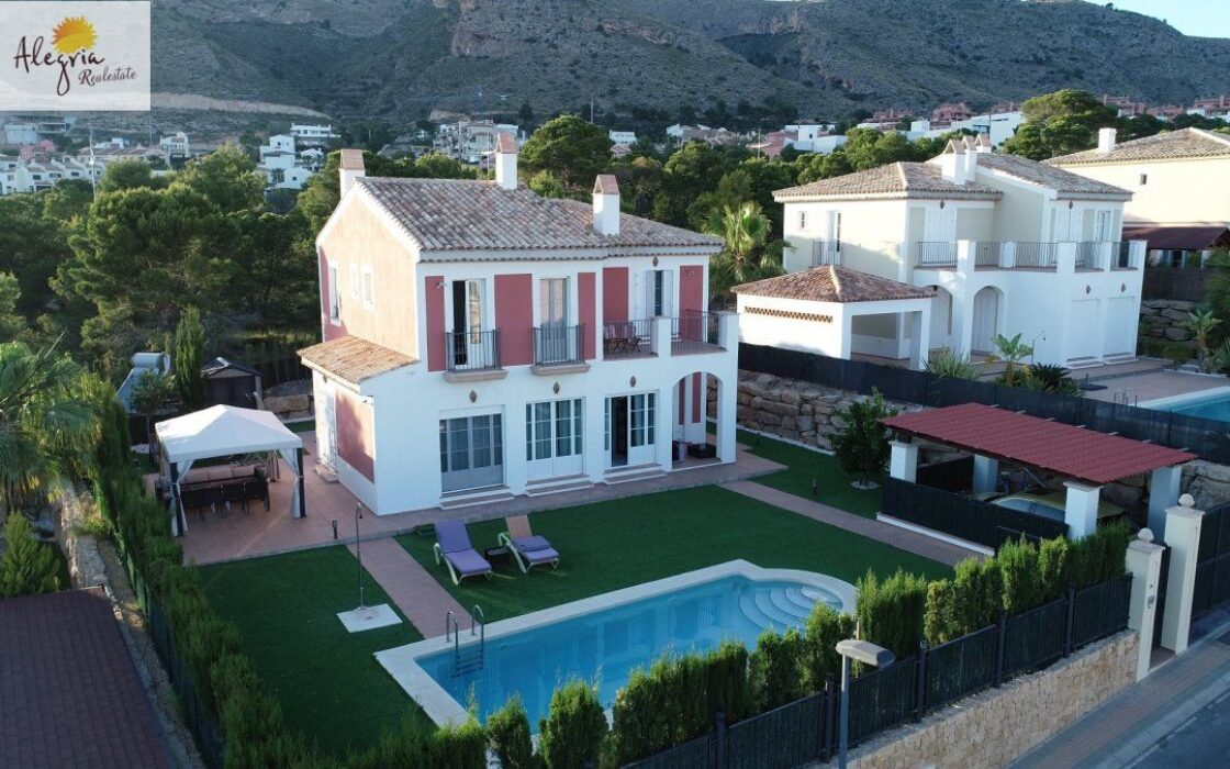 Вилла в Сьерра-Кортина з видом на море, 200 кв.м, 4 спальні