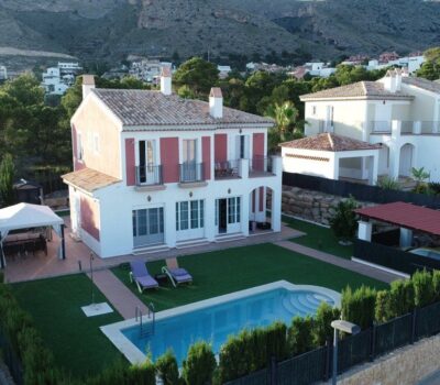 Вилла в Сьерра-Кортина з видом на море, 200 кв.м, 4 спальні