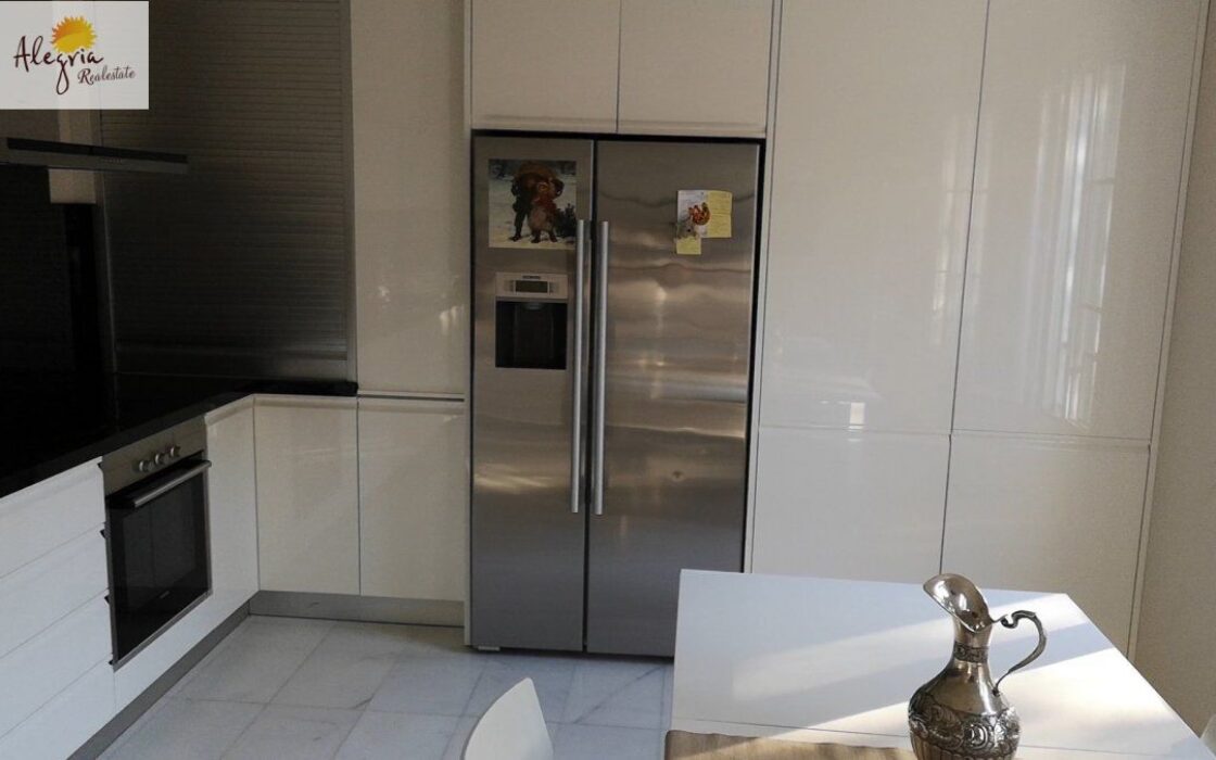 Вилла в Сьерра-Кортина з видом на море, 200 кв.м, 4 спальні