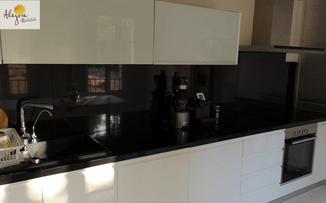 Вилла в Сьерра-Кортина з видом на море, 200 кв.м, 4 спальні