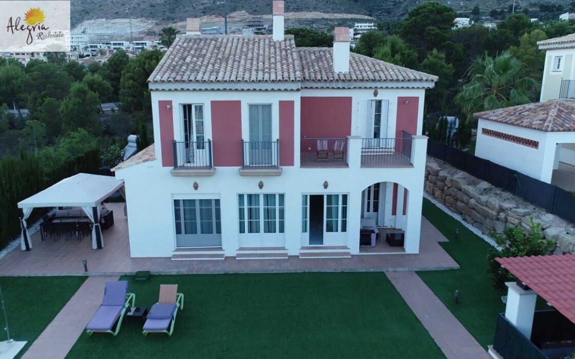 Вилла в Сьерра-Кортина з видом на море, 200 кв.м, 4 спальні