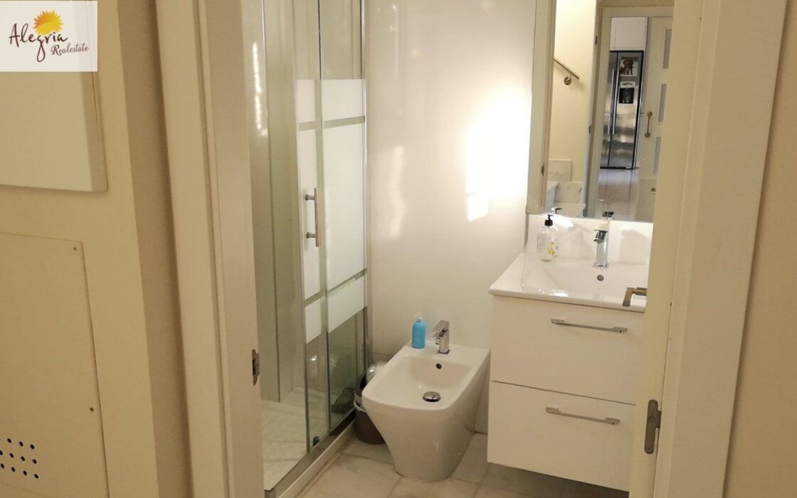 Вилла в Сьерра-Кортина з видом на море, 200 кв.м, 4 спальні