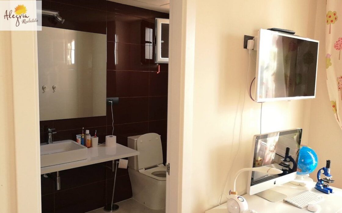 Вилла в Сьерра-Кортина з видом на море, 200 кв.м, 4 спальні