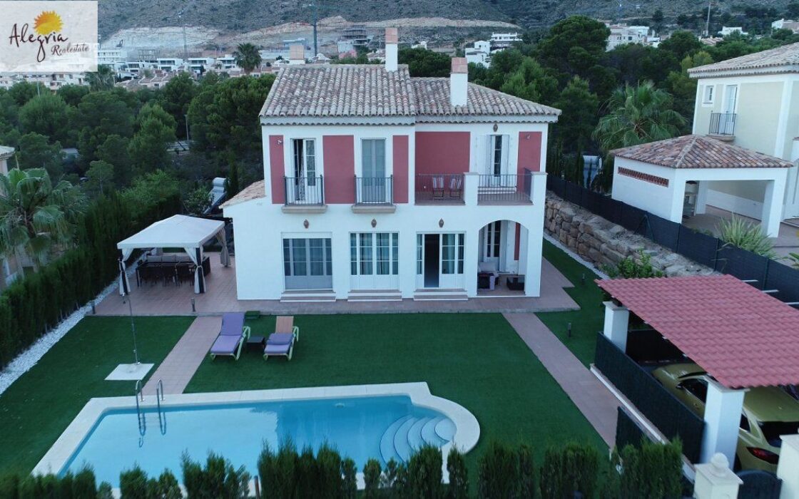 Вилла в Сьерра-Кортина з видом на море, 200 кв.м, 4 спальні