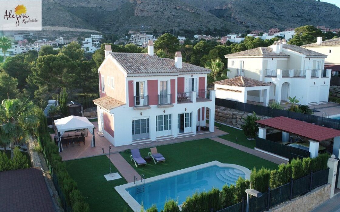 Вилла в Сьерра-Кортина з видом на море, 200 кв.м, 4 спальні