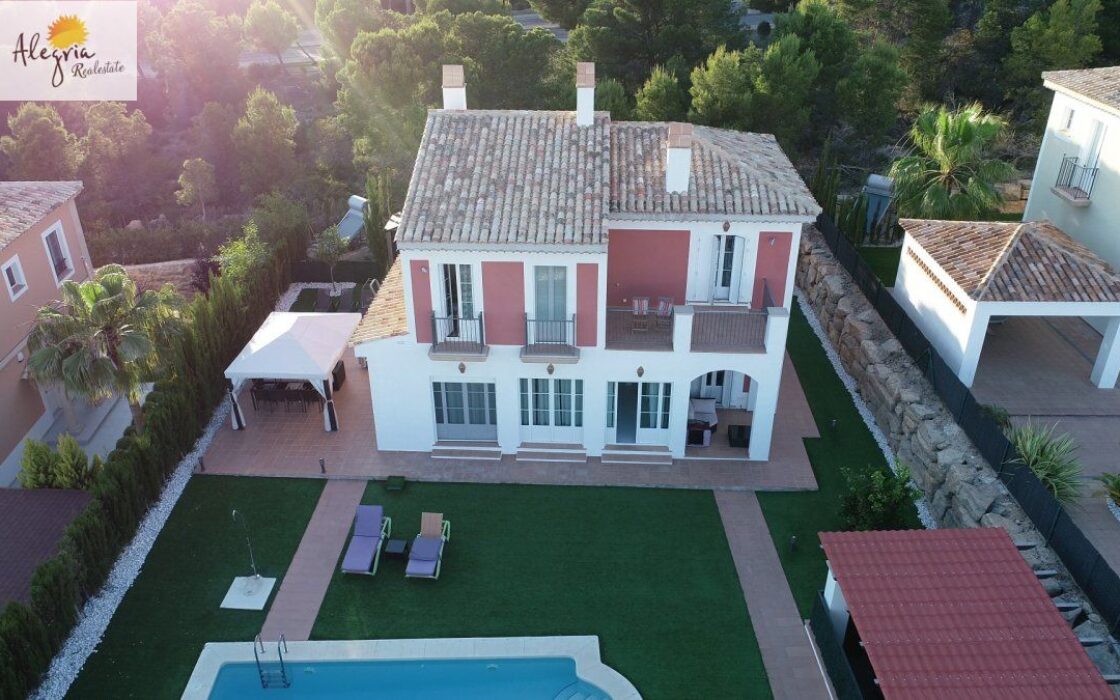 Вилла в Сьерра-Кортина з видом на море, 200 кв.м, 4 спальні