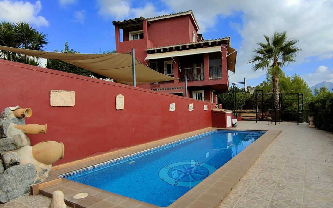 Просторная вилла с террасами в Ла Нусии, 290 кв.м, уединение