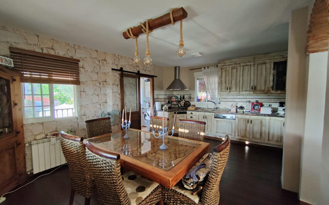 Просторная вилла с террасами в Ла Нусии, 290 кв.м, уединение