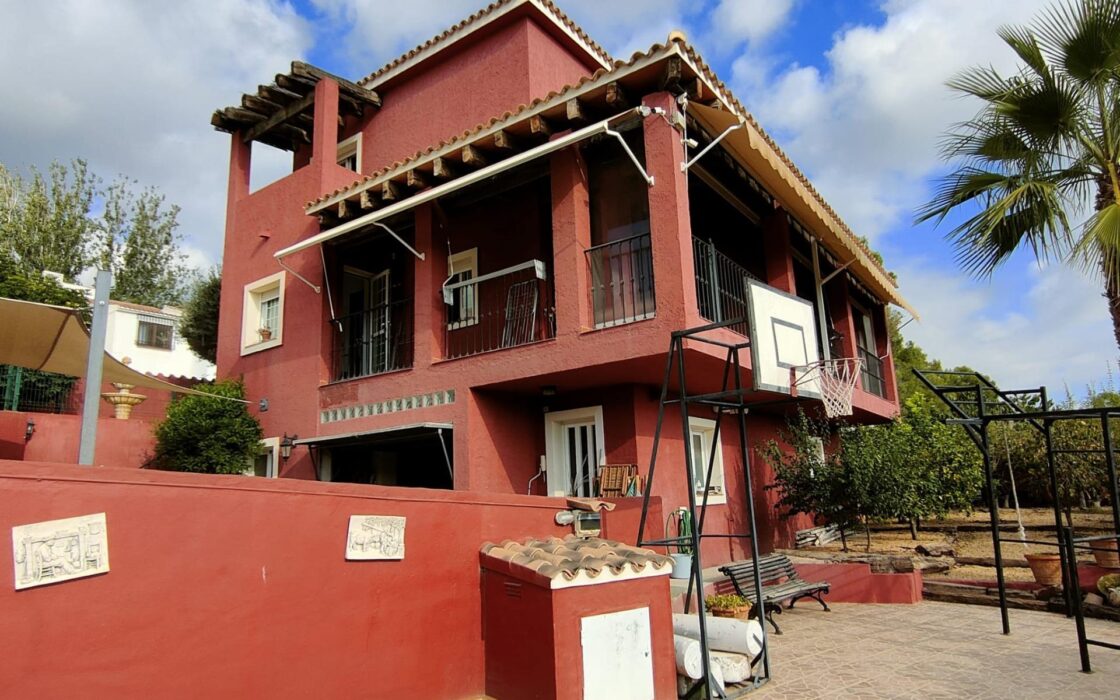 Просторная вилла с террасами в Ла Нусии, 290 кв.м, уединение