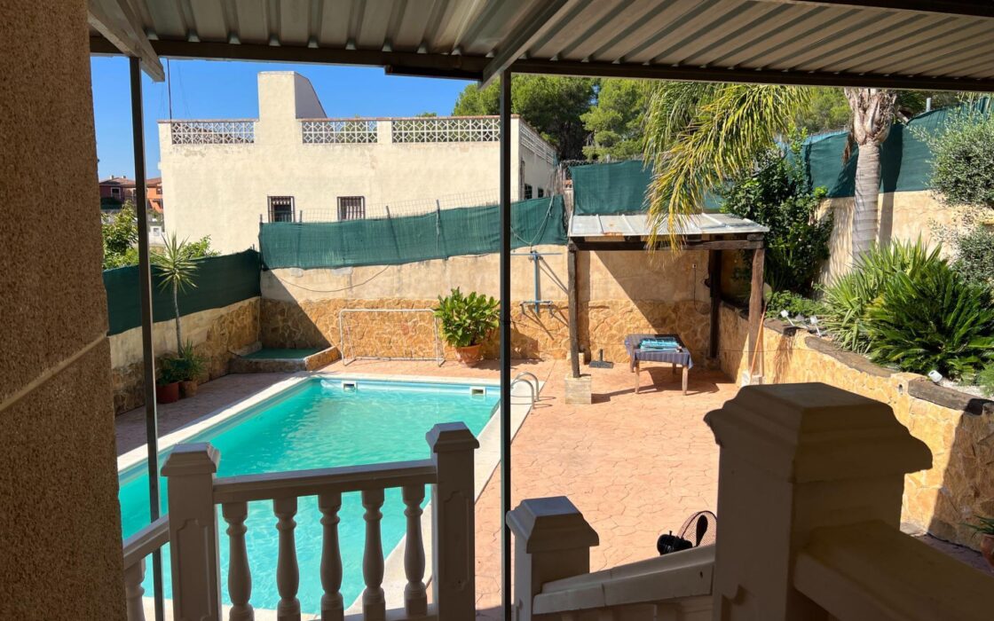 Дом в Годельете 170 кв.м с террасой и бассейном