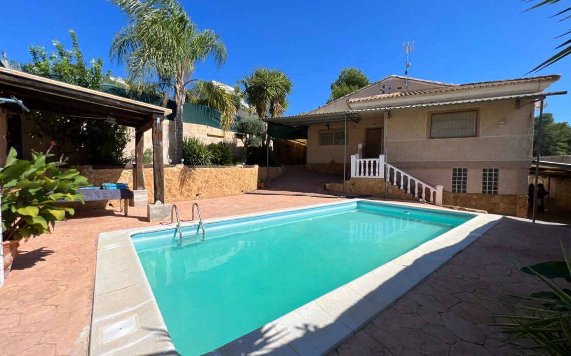 Дом в Годельете 170 кв.м с террасой и бассейном