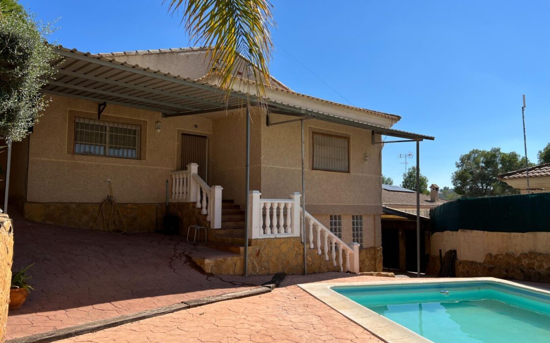 Дом в Годельете 170 кв.м с террасой и бассейном