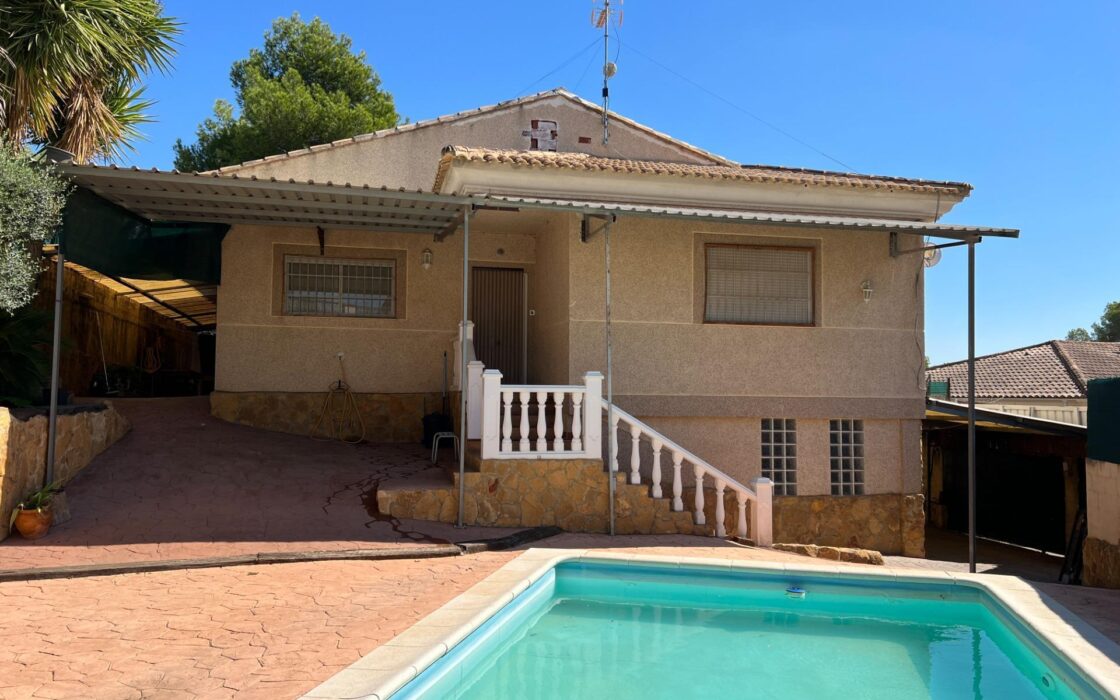 Дом в Годельете 170 кв.м с террасой и бассейном