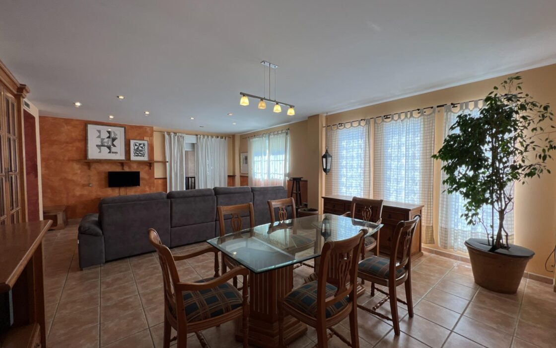 Дом в Годельете 170 кв.м с террасой и бассейном